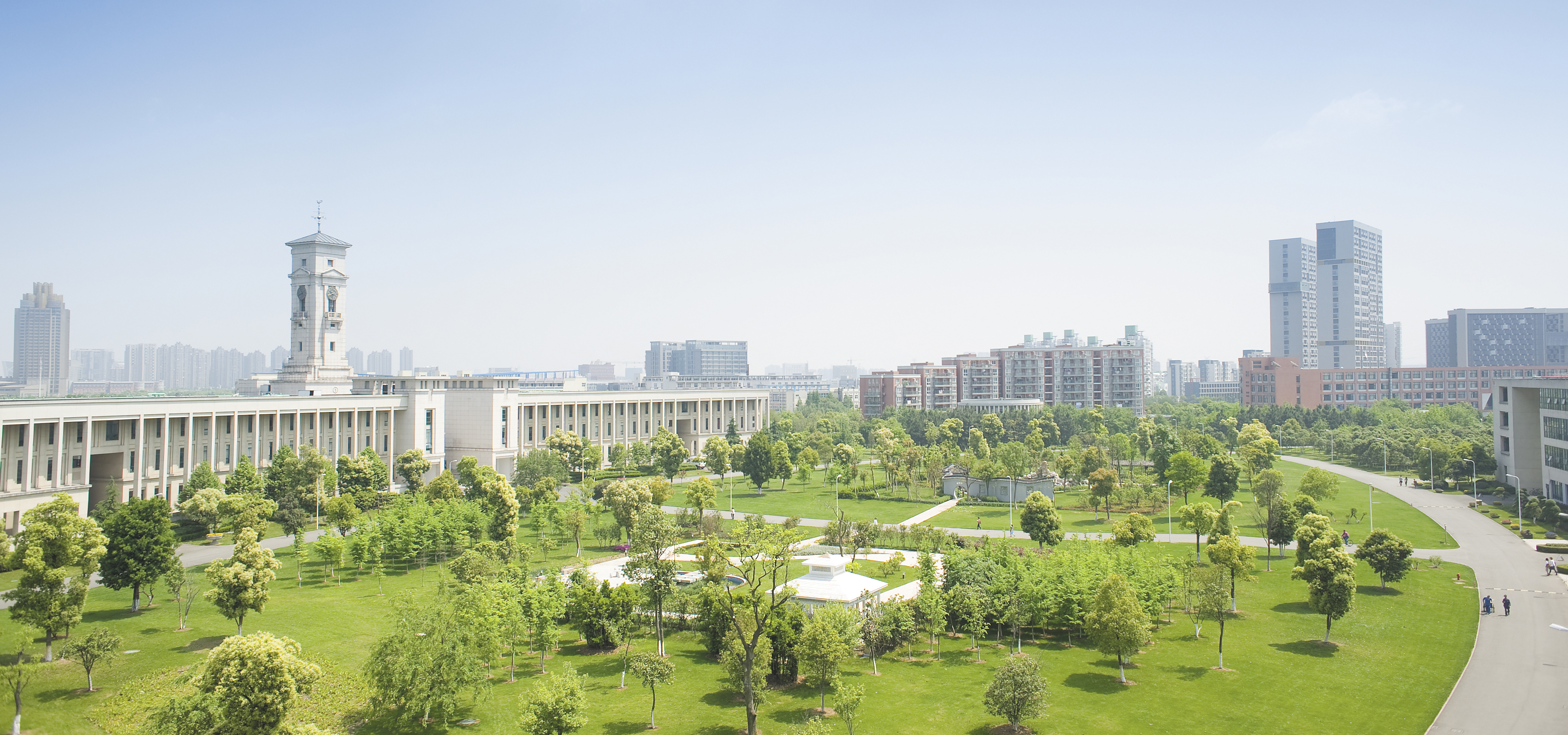 宁波诺丁汉大学：中国第一所经教育部批准引进世界一流大学的中外合作大学。